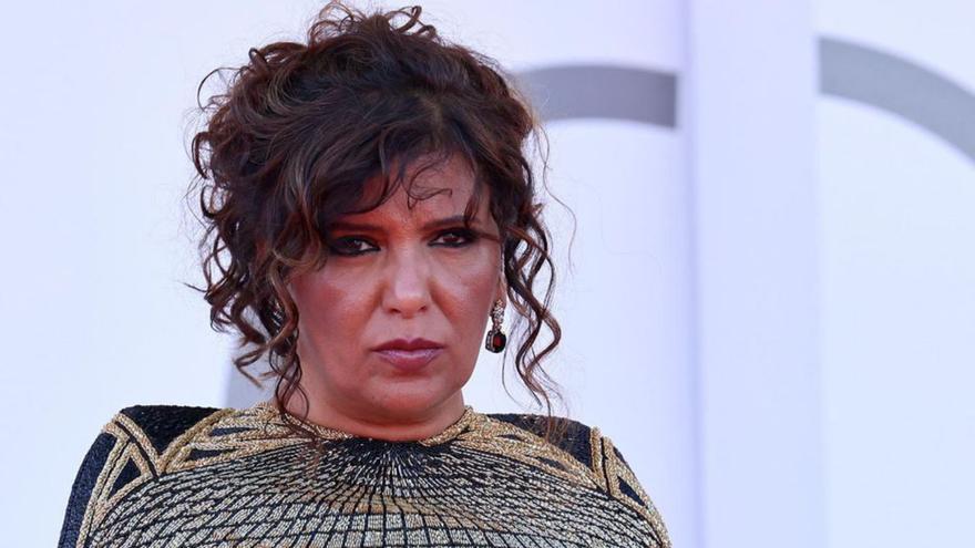 Ben Hania muestra una foto de Hind Rajab, asesinada en Gaza, en septiembre en la Mostra de Venecia. |  Ettore Ferrari / Efe