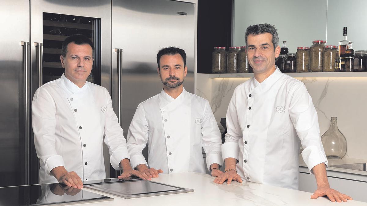 Oriol Castro, Eduard Xatruch i Mateu Casañas a la cuina de l'equip de creativitat del Bulli.