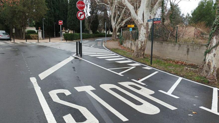 Un nou carril bici converteix en sentit únic el camí del cementiri de Figueres
