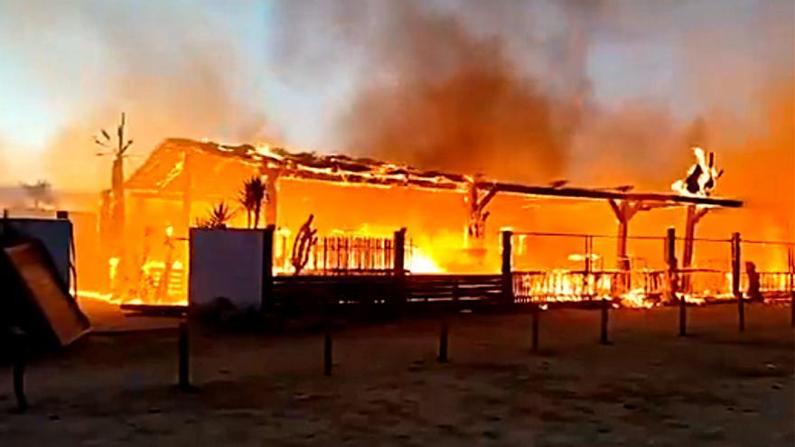 Sale ardiendo un chiringuito en la conocida playa de El Palmar