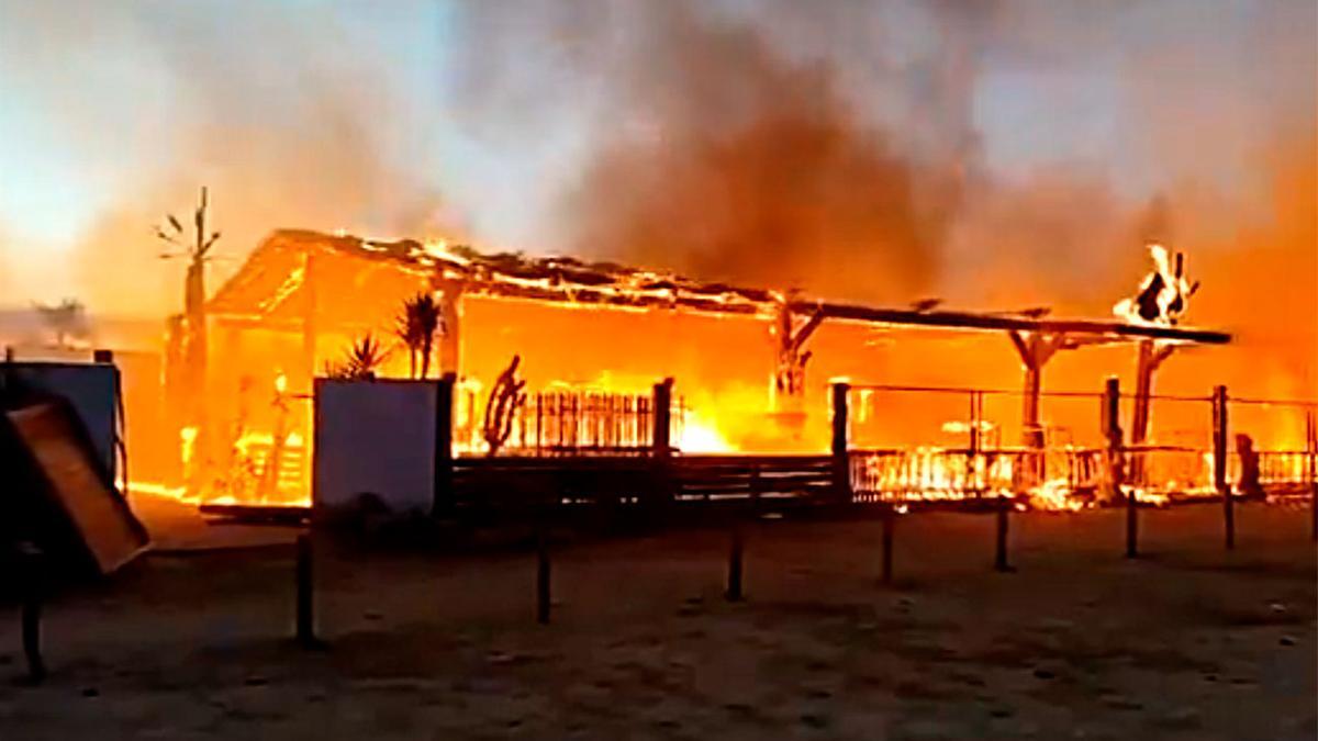 Incendio de un chiringuito en la playa de El Palmar, en Cádiz