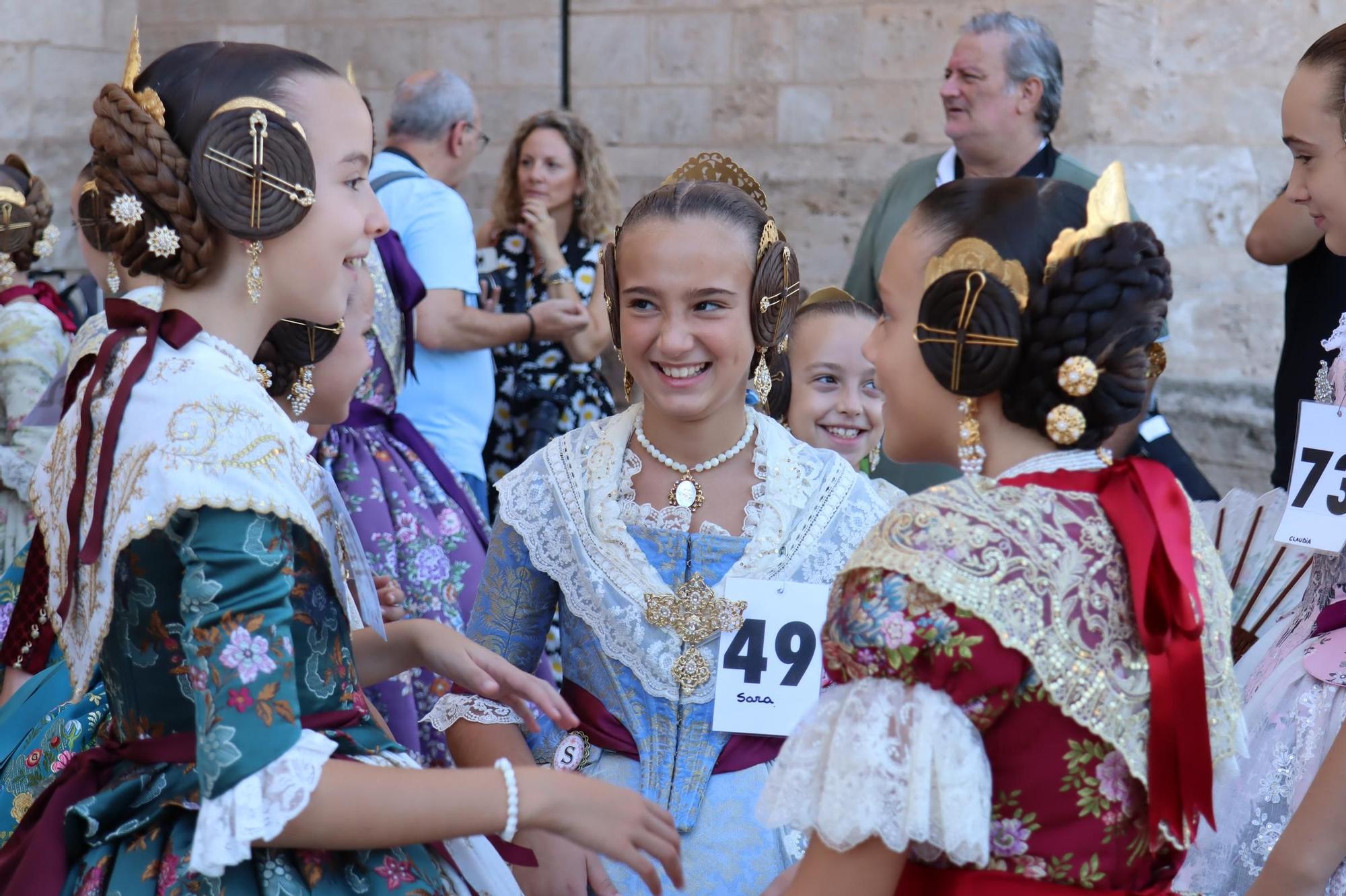 La "passejà" de las candidatas a Fallera Mayor Infantil de València