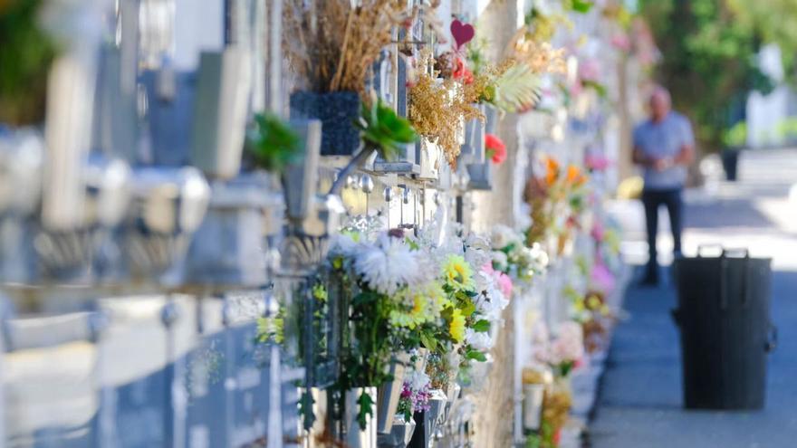 Flores en las lápidas del cementerio de San Lázaro, el pasado fin de semana. | | J. C. GUERRA
