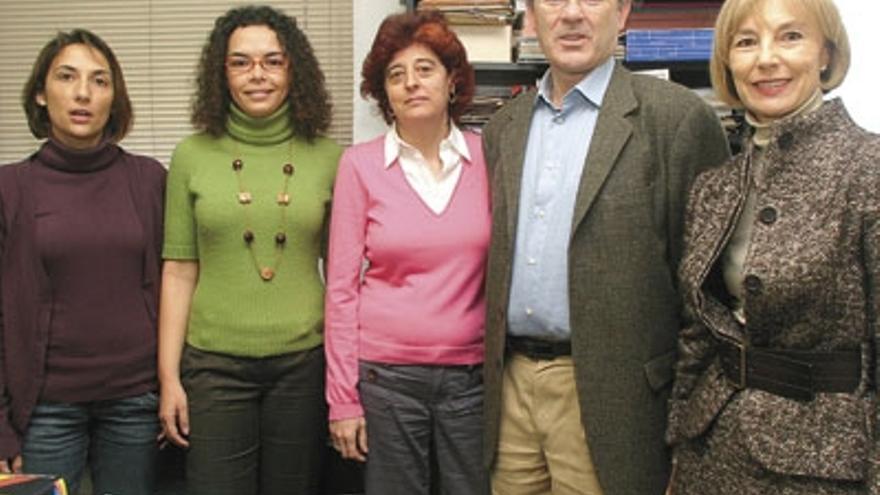 Obsesión y compulsión. Aurora Gavino, en el centro, junto a los miembros del equipo de investigación, en la facultad de Psicología.