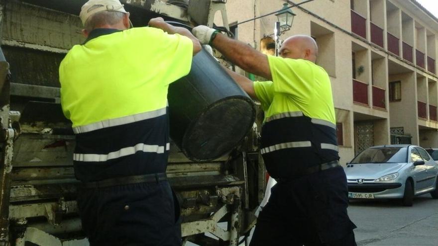 Dos operarios de Emser durante la recogida de residuos.