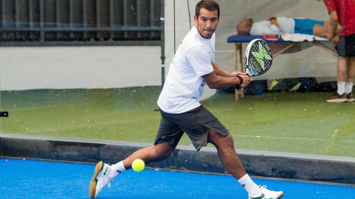 Gio van Bronckhorst devuelve un revés en su participación en la primera edición del Legends Trophy de pádel en Barcelona.