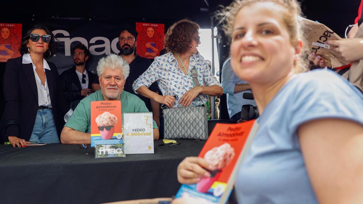 Lectors a punt d’un atac de nervis: Almodóvar arrasa en el seu primer Sant Jordi