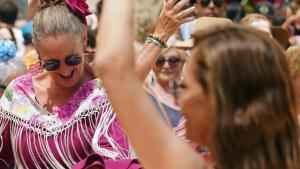 Mujeres disfrutan en la pasada Feria de Málaga. ÁLEX ZEA