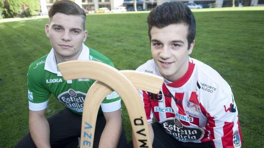 César Carballeira, con la camiseta del Liceo, y Adrián Candamio, con la del Cerceda, posan juntos antes del derbi.