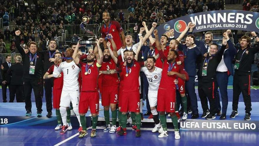 La selección portuguesa posa con el trofeo de Campeón de Europa.