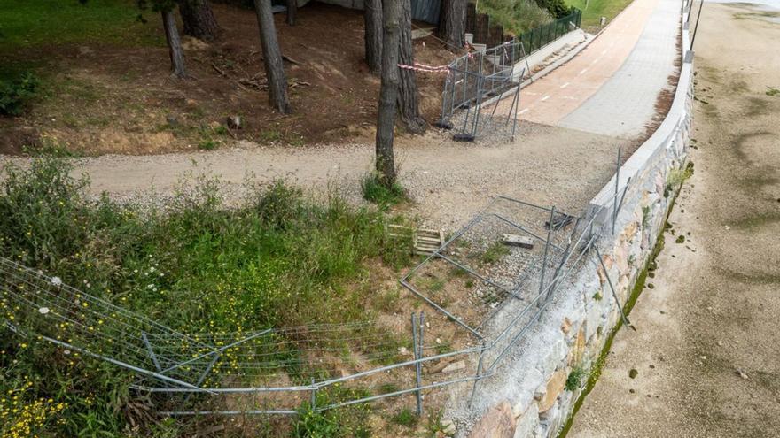 Estado actual de un tramo sin terminar al borde de la orilla oleirense. | LOC