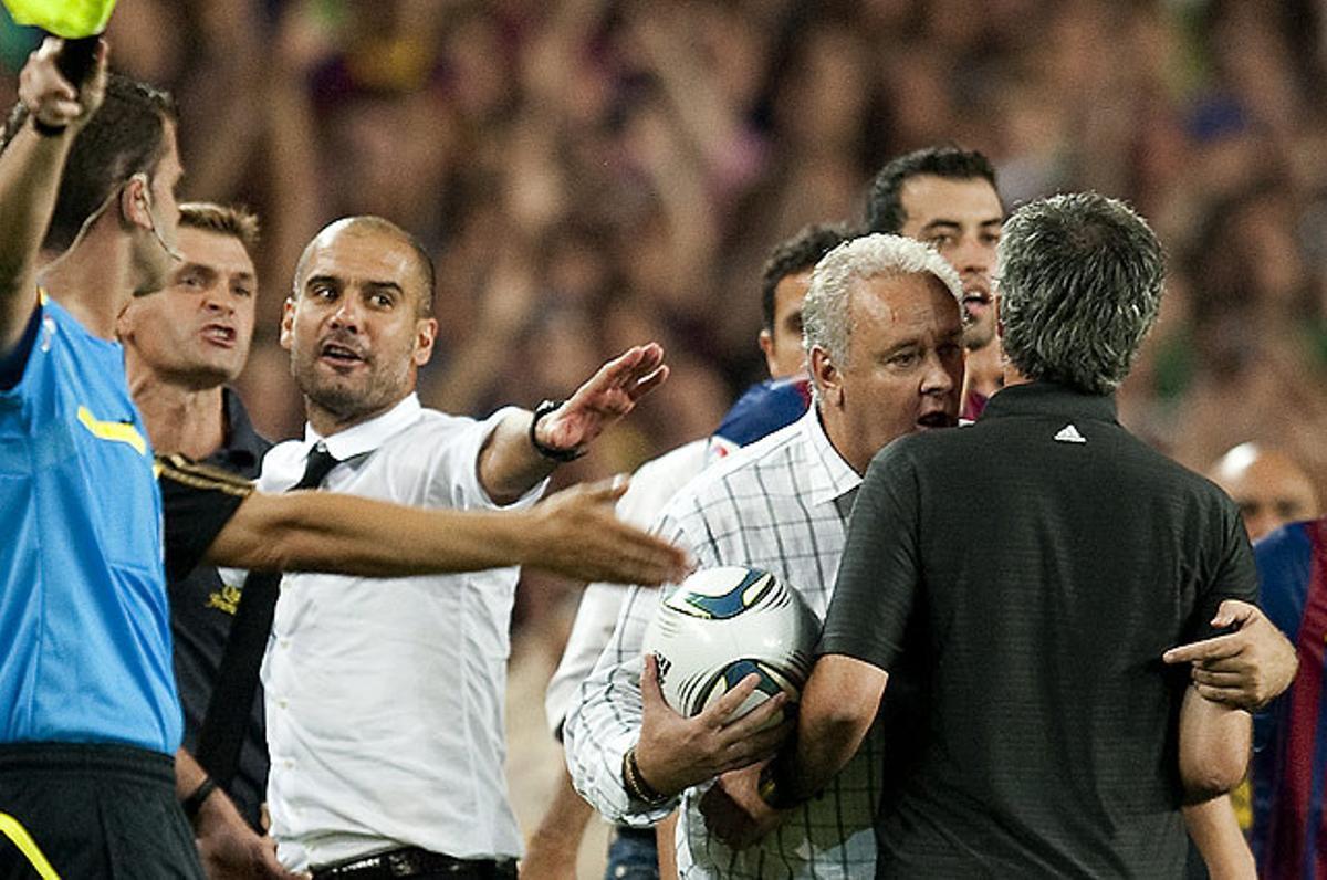 Pep Guardiola i Tito Vilanova encarats a Jose Mourinho en el partit de tornada de la Supercopa.