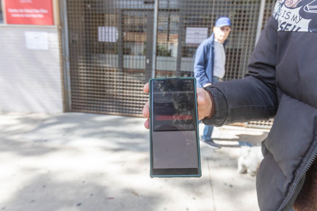 Un joven abre la aplicación y se le queda bloqueada