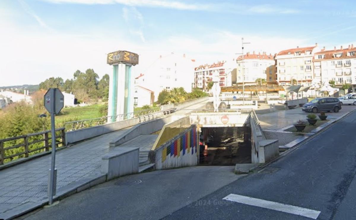 Entrada al parking de O Raxel, bajo la plaza del Parchis.