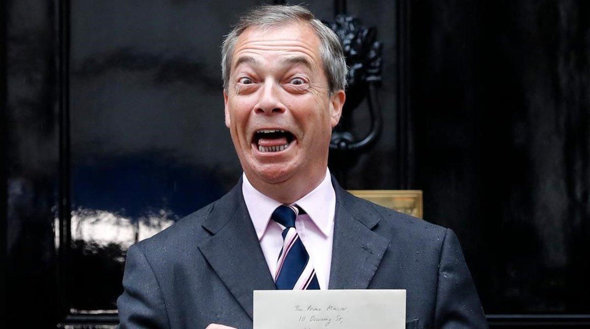 Nigel Farage, frente a la puerta del 10 de Downing Street, con una carta para la aún primera ministra, Theresa May, en la que pedía que su partido sea incluido en las futuras negociaciones con Europa.