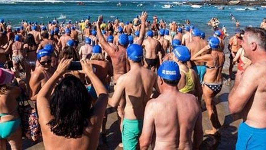 Un millar de personas ha decidido hoy iniciar el 2016 con un baño en la playa de Las Canteras de Las Palmas de Gran Canaria, en el que han participado niños y mayores que han querido darse un chapuzón.