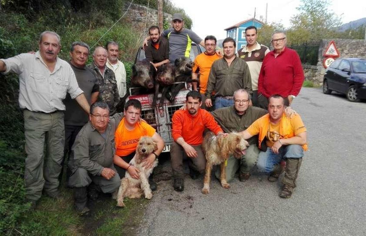 La cuadrilla de Barreras (Valdés) abatió un ejemplar de 142 kilos