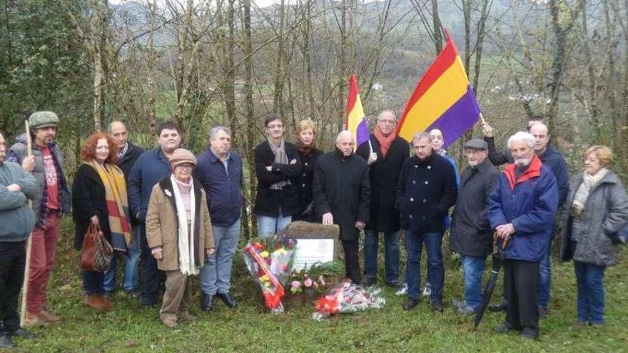 Algunos de los asistentes al homenaje a &quot;los Cinco de Sobrepiedra&quot;, ayer en la localidad parraguesa.