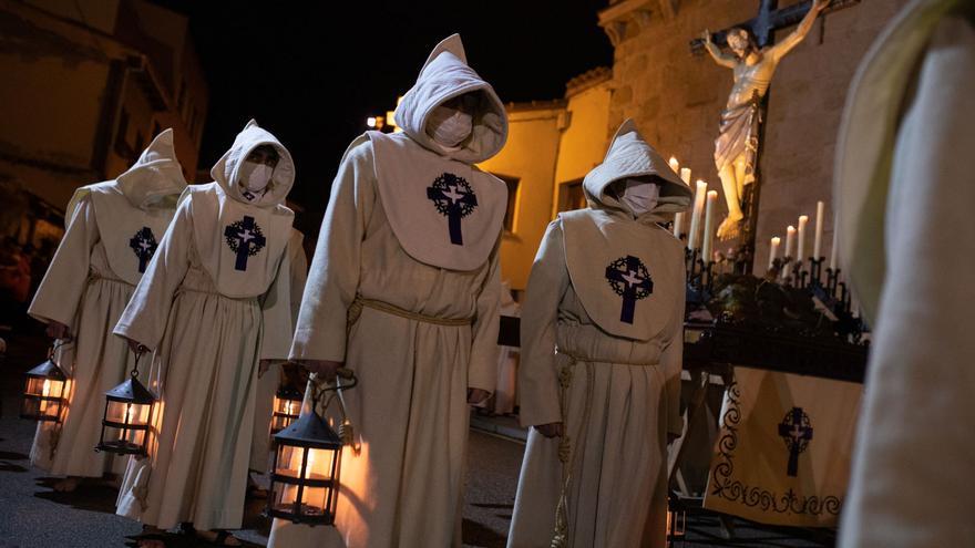 La procesión del Espíritu Santo desafía a la lluvia