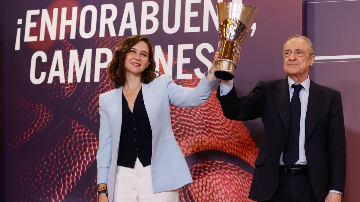 La presidenta de la Comunidad de Madrid, Isabel Díaz Ayuso, recibe al Real Madrid de Baloncesto, campeón de la Euroliga 2022-2023.