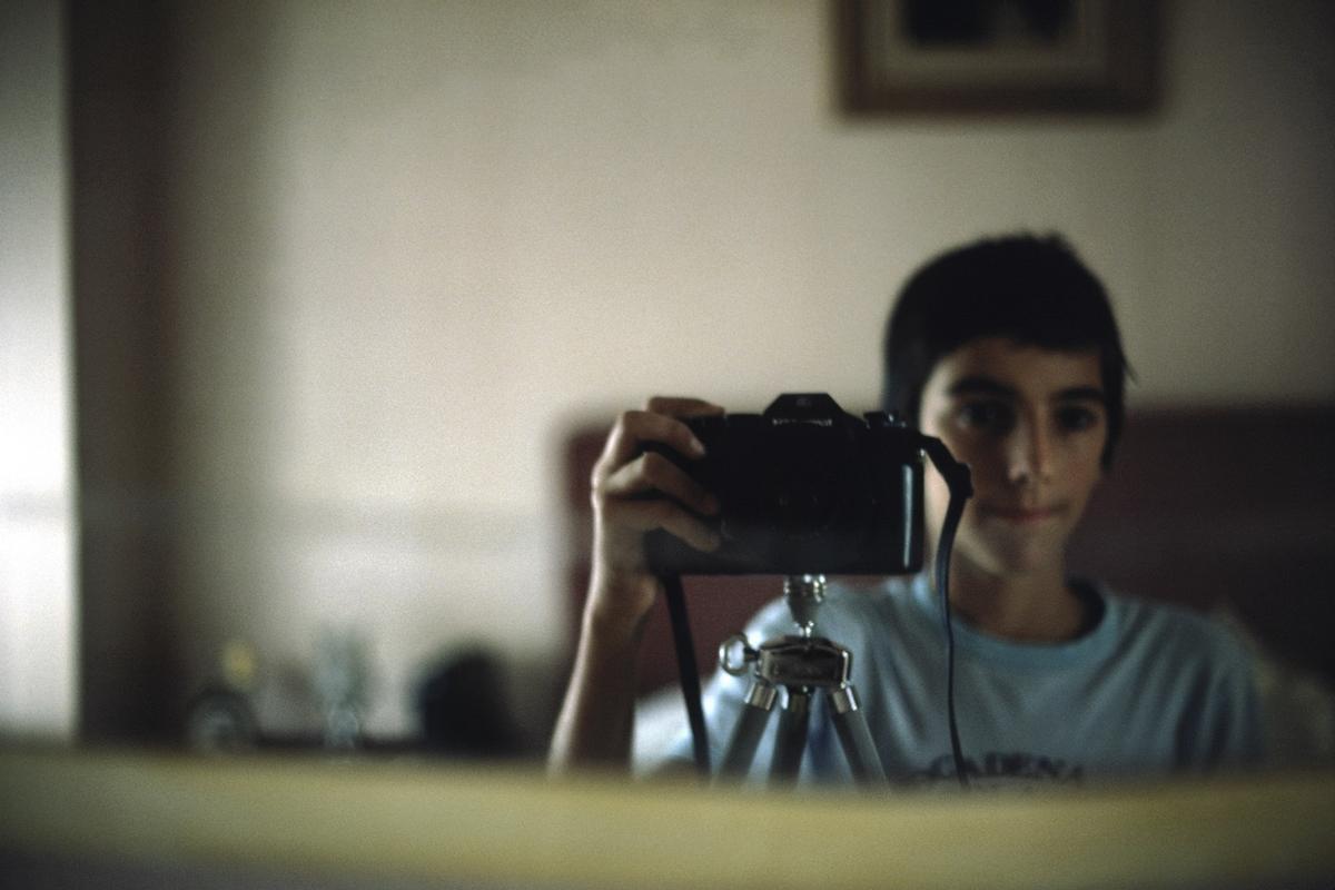 Un joven Míchelo Toro en 1982, inmortalizado en un autorretrato con la cámara.