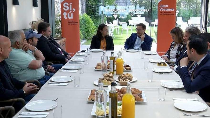 Charo Fernández y Juan Vázquez, junto a empresarios turísticos del Oriente, ayer, en Ribadesella.