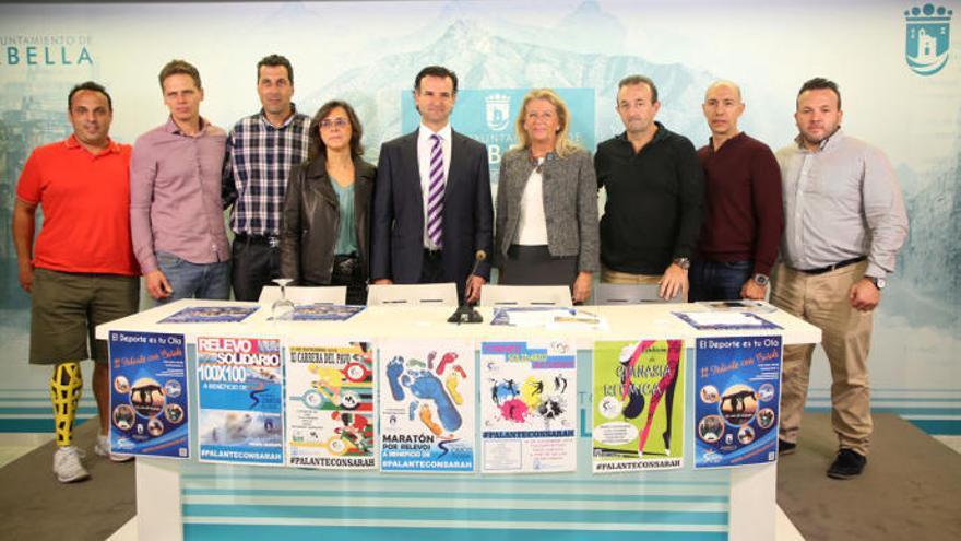 La alcaldesa de Marbella, y el concejal de Deportes, Javier Mérida, en la presentación del fin de semana deportivo solidario en favor de Sarah Almagro.