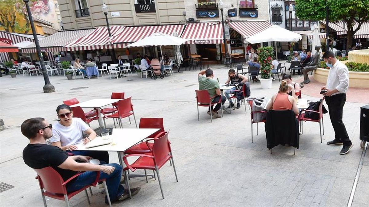 Varias personas en una terraza en Murcia,