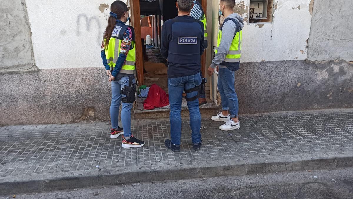 Agentes de Policía, durante una de los registros realizados ayer en una casa okupa.