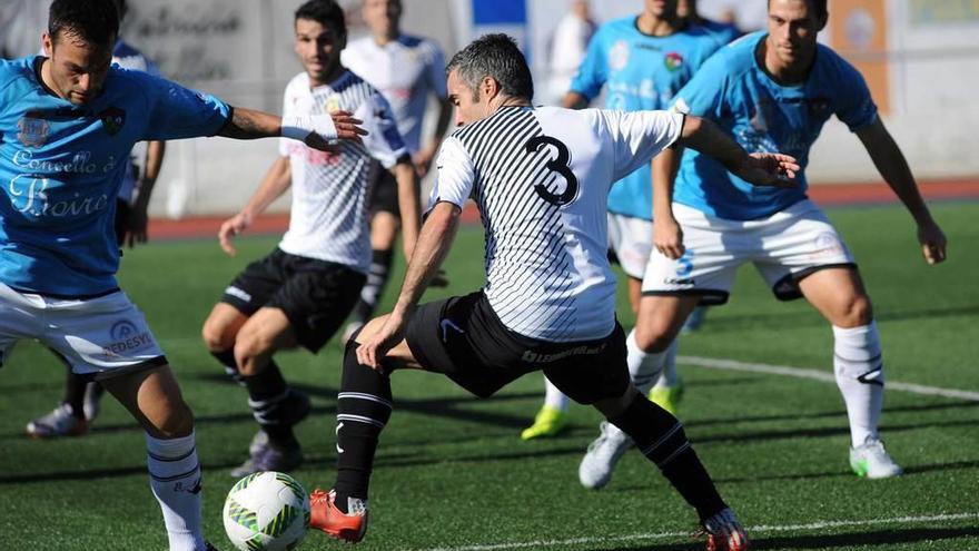 Armando Invernón trata de hacerse con el balón entre dos jugadores del Boiro.