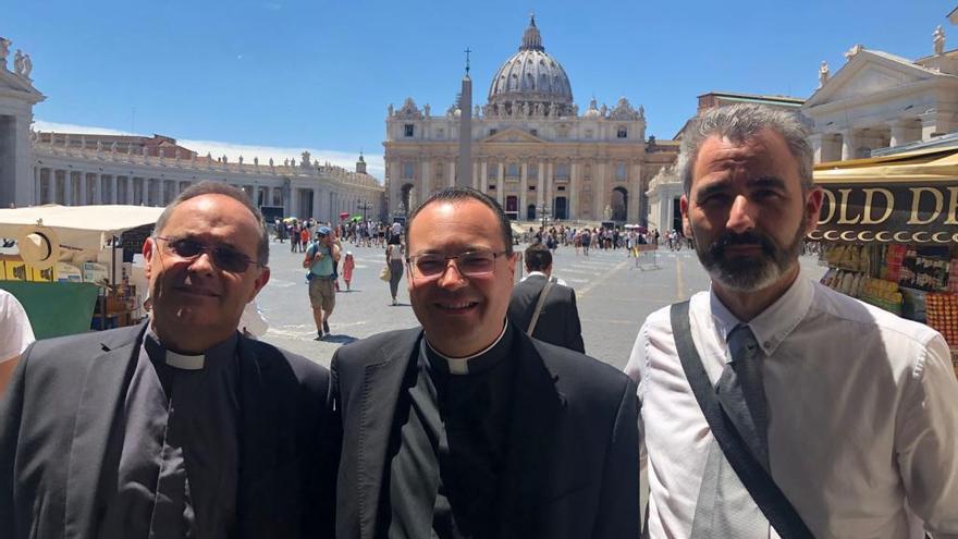 El consejero del Obispaso de Mallorca, Marià Gastalver, el rector del Seminario Tomeu Villalonga, y Toni Font, feligrés de Porto Cristo, hoy en el Vaticano.