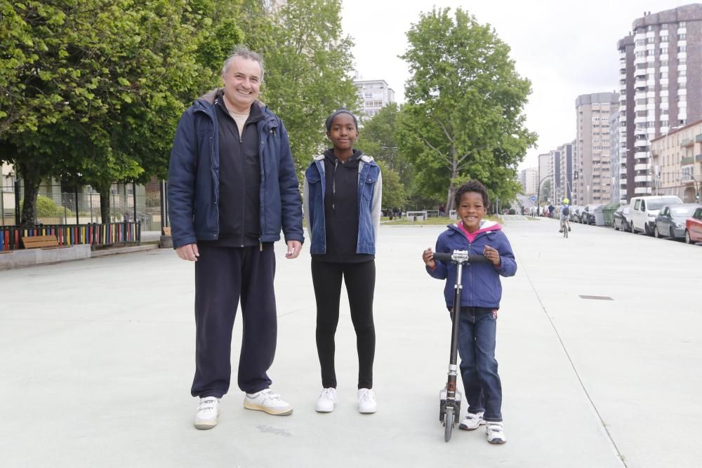 Los menores salen a la calle con juguetes, pelotas, patinetes, peluches y mascarillas después de 42 días de confinamiento - Los padres celebran el final del largo encierro en sus casas.