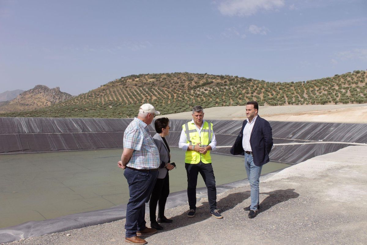 Visita del delegado y los alcaldes a la balsa de riego.