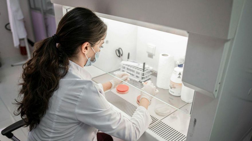 Una investigadora en laboratorio.