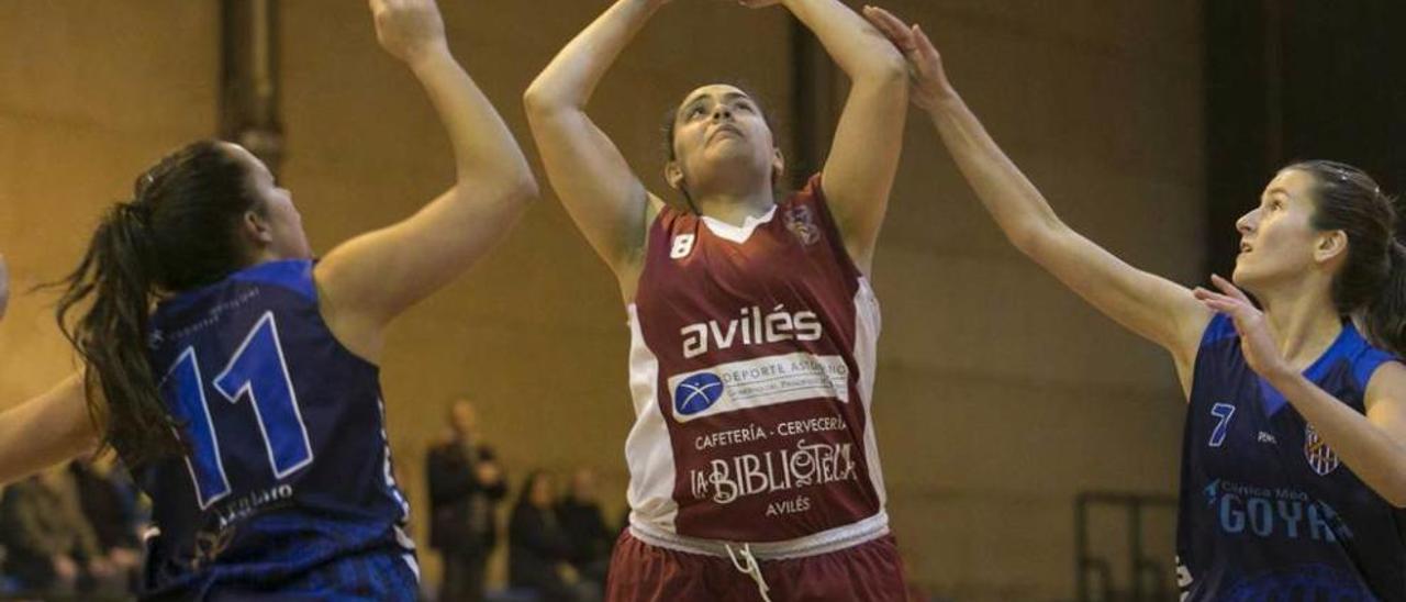 Una jugadora del Innobasket se dispone a tirar ante dos rivales del Unami, en Jardín de Cantos.