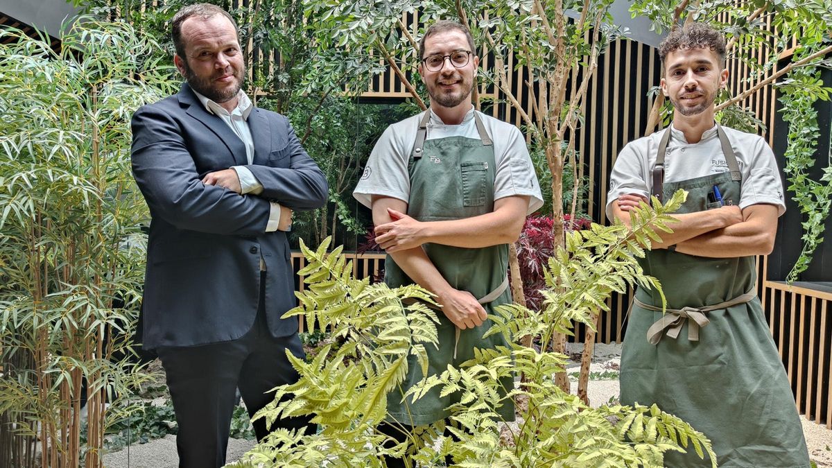 Lluís Romero, Aleix Serra y Marc Marsol, en el jardín interior de Fusión 19, en Mallorca.