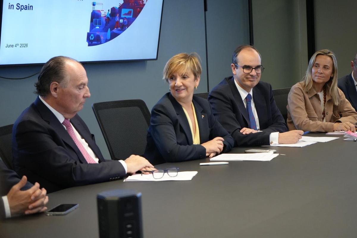 La consellera Marián Cano, segunda por la izquierda, en una de las reuniones que mantiene estos días en Montreal con empresarios.