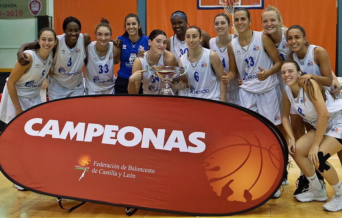 El Perfumerías Avenida con el primer trofeo de la temporada. | Ana Burrieza