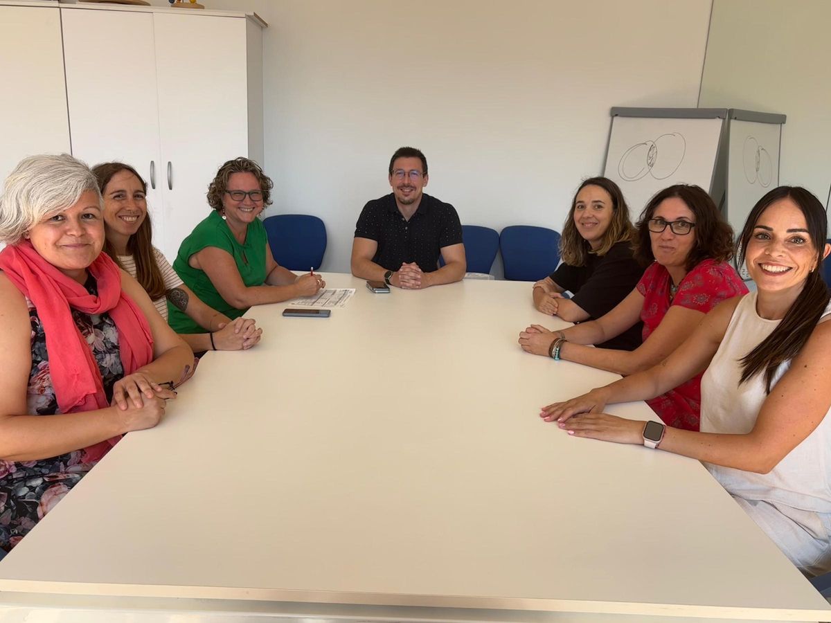 Reunión del grupo de intervención junto al concejal de Familia, Alberto Vidal.