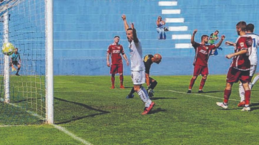 Dani López levanta las manos tras el 1-0.