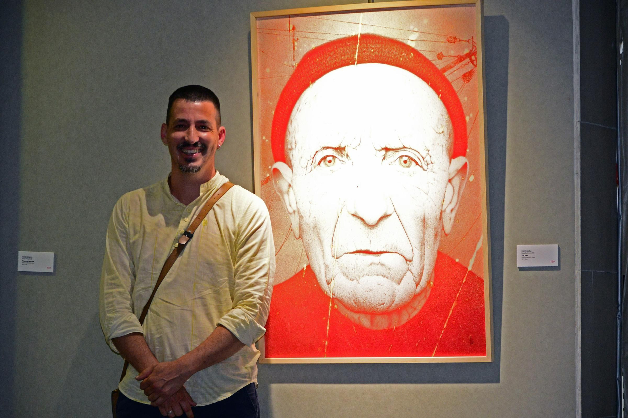 Roberto Brañas (Moaña) y su pintura, a bolígrafo y acuarela sobre papel, «Andar ao mar».