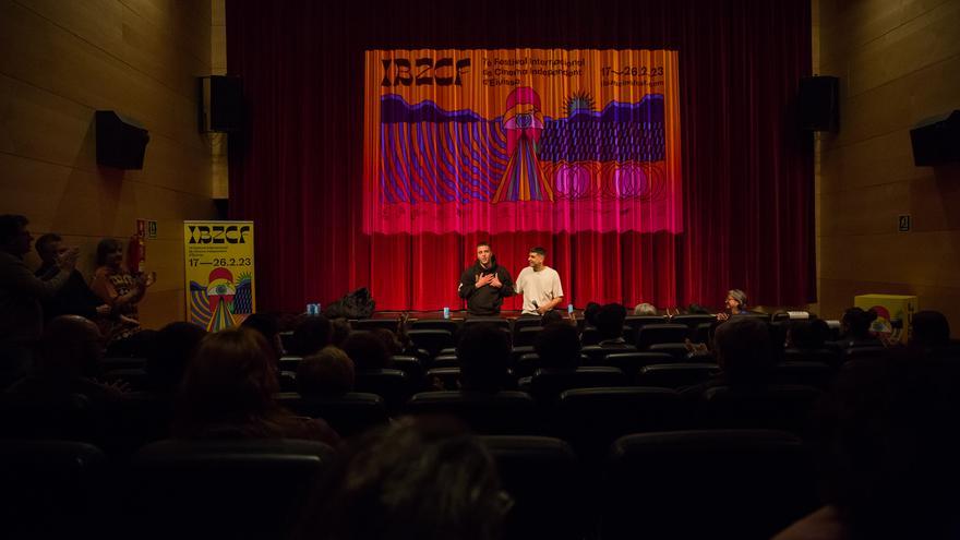 ‘La Mala Familia’ llena Can Jeroni  en la clausura del Ibizacinefest