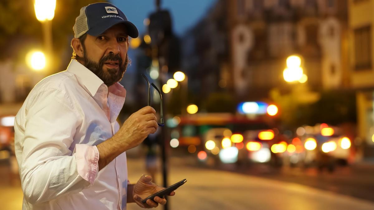Juan Luis Guerra, en la Plaza del Altozano, en Sevilla.