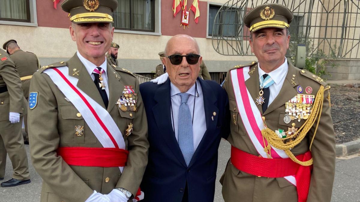 El teniente general del Mando de Canarias, Julio Salóm; Alfonso Pardo de Santayana, jefe de Estado Mayor; y José Antonio Hernández Reja, embajador de la Marca Ejército.