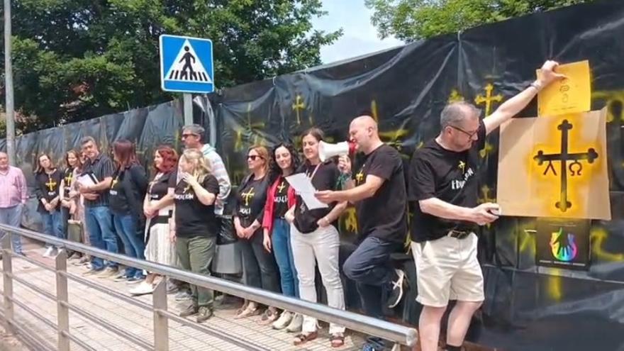 Grafiti amarillo sobre fondo negro: así fue la &quot;performance en defensa de la educación pública&quot; en Grado