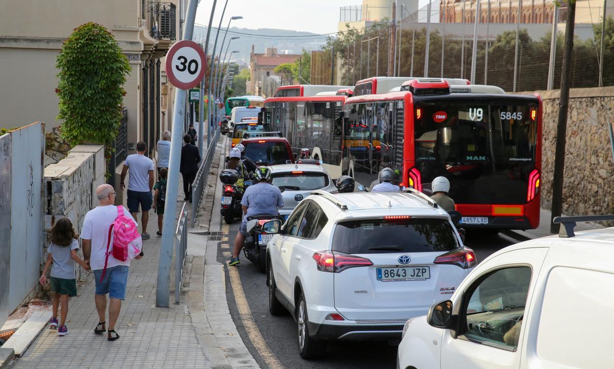 Ambiente en las calles cercanas a colegios en la zona alta de Barcelona, en el primer día de clase