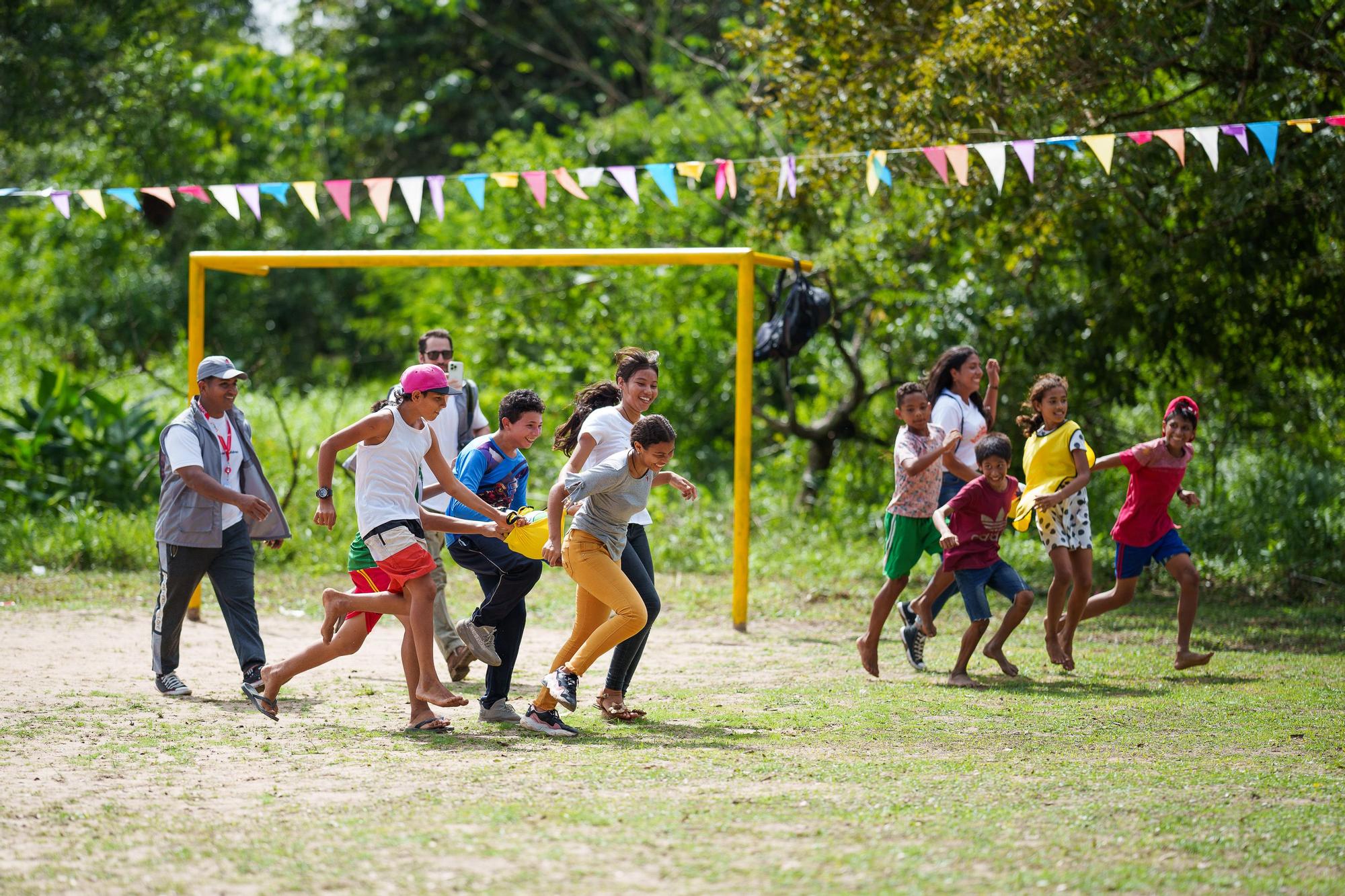 Niños y niñas de un asentamiento humano de Arauca, Colombia, participando en un proyecto de protección a la infancia de Save the Children. © Germán Paraga / FCBarcelona