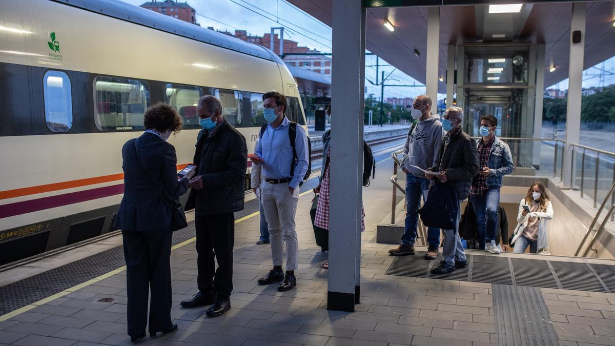 Viajeros del tren madrugador entre Zamora y Madrid