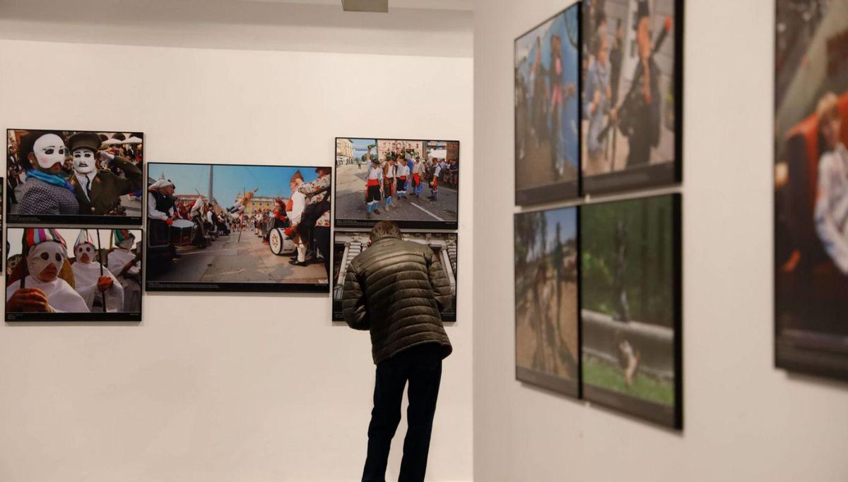 Uno de los visitantes que ayer acudieron a la muestra contempla una de las imágenes. | PEDRO ORTERA