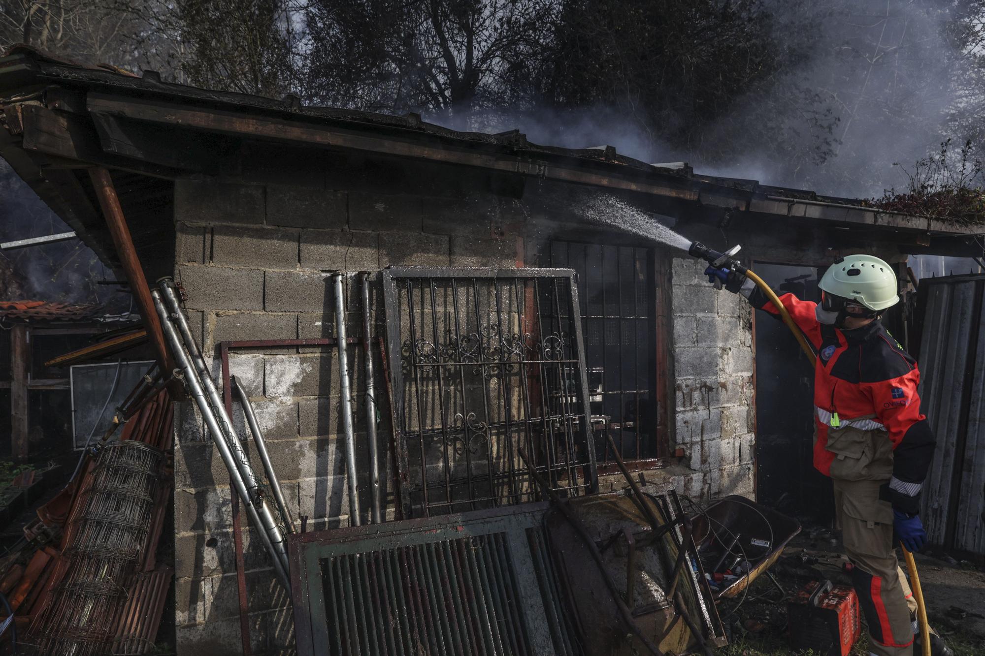 Los bomberos trabajan en el monte Naranco contra las llamas